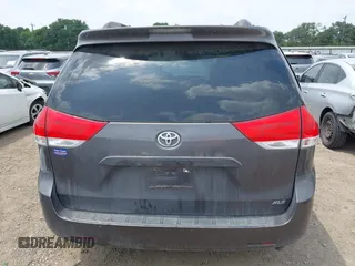 2012 Toyota Sienna XLE AAS z VIN 5TDYK3DC3CS240342, wystawiony jako IAAI lot #42172125 z przebiegiem 244 483 mil mil oraz . Historia ofert i sprzedaży dostępna na DreamBid. Obrazek 16.