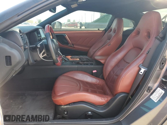 2014 Nissan GT-R Premium z VIN JN1AR5EF0EM270336, wystawiony jako Copart lot #53300865 z przebiegiem 18 769 mil mil oraz Tytuł czysty. Historia ofert i sprzedaży dostępna na DreamBid. Obrazek 7.