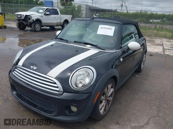 2013 MINI Convertible z VIN WMWZN3C54DT568819, wystawiony jako IAAI lot #41951061 z przebiegiem 154 498 mil mil oraz . Historia ofert i sprzedaży dostępna na DreamBid. Obrazek 2.