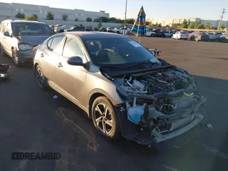 2024 Nissan Sentra SV z VIN 3N1AB8CVXRY232115, wystawiony jako IAAI lot #42640635 z przebiegiem 27 923 mil mil oraz . Historia ofert i sprzedaży dostępna na DreamBid. Obrazek 1.