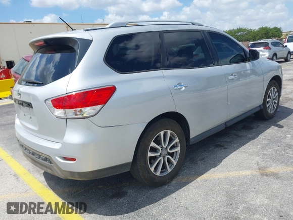 2016 Nissan Pathfinder SV with VIN 5N1AR2MN5GC647848, listed as a IAAI auction lot 42178328 with 155,942 mi miles. Bid and sale history available at carsss.com. Image 4.