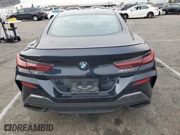 2019 BMW 8 Series M850i xDrive z VIN WBABC4C59KBU96130, wystawiony jako Copart lot #82254834 z przebiegiem Nie podano mil oraz Szkoda całkowita • Salvage title. Historia ofert i sprzedaży dostępna na DreamBid. Obrazek 6.