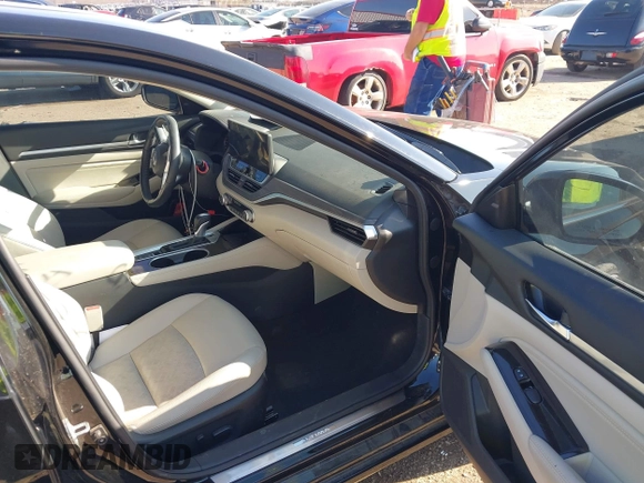 2023 Nissan Altima SL with VIN 1N4BL4EV3PN307743, listed as a IAAI auction lot 41236574 with 31,992 mi miles and . Bid and sale history available at DreamBid. Image 5.
