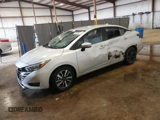 2025 Nissan Versa SV z VIN 3N1CN8EV1SL840895, wystawiony jako Copart lot #61003515 z przebiegiem 6 277 mil mil oraz Czysty tytuł • Clean title. Historia ofert i sprzedaży dostępna na DreamBid. Obrazek 1.