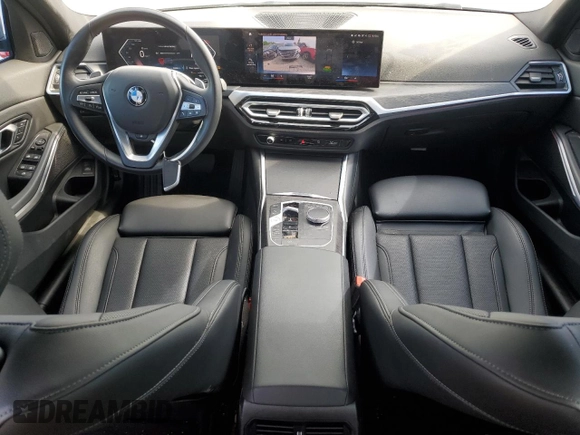 2024 BMW 3 Series 330i xDrive z VIN 3MW89FF03R8E39440, wystawiony jako Copart lot #58980965 z przebiegiem 32 699 mil mil oraz Czysty tytuł • Clean title. Historia ofert i sprzedaży dostępna na DreamBid. Obrazek 8.
