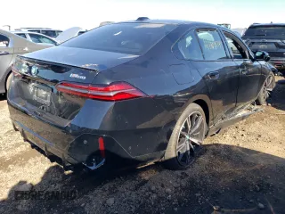 2024 BMW i5 M60 z VIN WBY43FK00RCP55216, wystawiony jako Copart lot #47203974 z przebiegiem 3518 mil mil oraz Szkody całkowita. Historia ofert i sprzedaży dostępna na DreamBid. Obrazek 3.