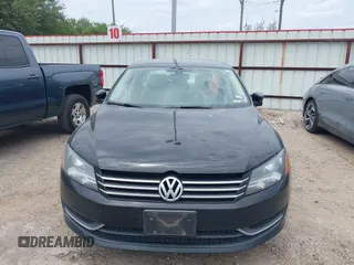 2014 Volkswagen Passat S z VIN 1VWAT7A30EC053992, wystawiony jako IAAI lot #42276297 z przebiegiem 161 958 mil mil oraz . Historia ofert i sprzedaży dostępna na DreamBid. Obrazek 6.