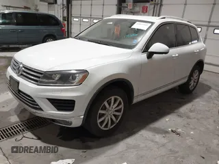 2016 Volkswagen Touareg Sport z VIN WVGEF9BP2GD010630, wystawiony jako IAAI lot #41837326 z przebiegiem 178 640 mil mil oraz . Historia ofert i sprzedaży dostępna na DreamBid. Obrazek 2.