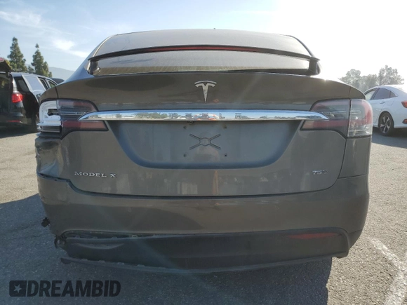 2016 Tesla Model X 70D z VIN 5YJXCBE23GF010836, wystawiony jako Copart lot #57512055 z przebiegiem 115 475 mil mil oraz Szkody całkowita. Historia ofert i sprzedaży dostępna na DreamBid. Obrazek 6.