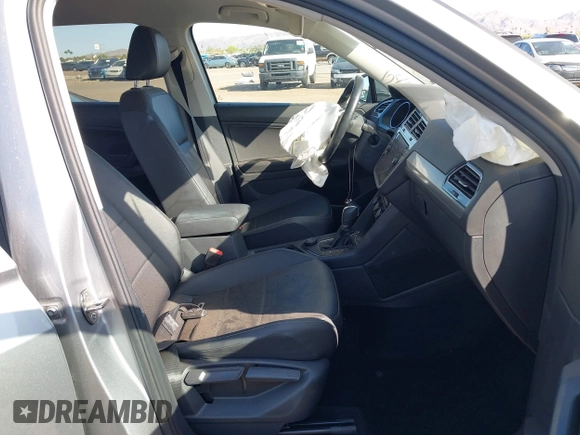 2019 Volkswagen Tiguan SE with VIN 3VV2B7AX1KM170926, listed as a IAAI auction lot 41953801 with 54,361 mi miles and . Bid and sale history available at DreamBid. Image 5.