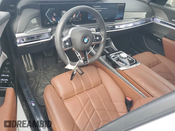 2024 BMW 7 Series 760i xDrive z VIN WBA33EJ00RCR97722, wystawiony jako Copart lot #47342765 z przebiegiem 3 921 mil mil oraz Szkoda całkowita • Salvage title. Historia ofert i sprzedaży dostępna na DreamBid. Obrazek 8.