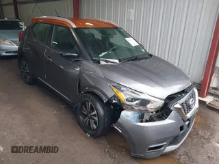 2019 Nissan Kicks SV z VIN 3N1CP5CU7KL548543, wystawiony jako IAAI lot #42250774 z przebiegiem 27 441 mil mil oraz . Historia ofert i sprzedaży dostępna na DreamBid. Obrazek 1.
