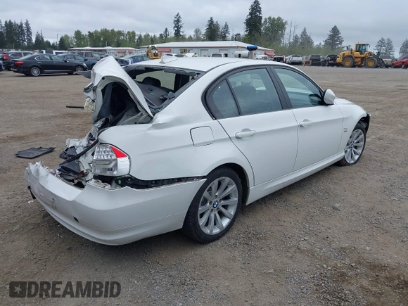 2011 BMW 3 Series 328i xDrive z VIN WBAPK5G59BNN27626, wystawiony jako IAAI lot #42140058 z przebiegiem 122 120 mil mil oraz . Historia ofert i sprzedaży dostępna na DreamBid. Obrazek 4.