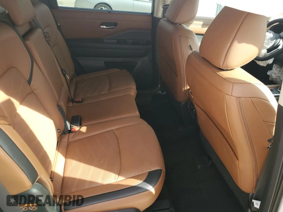 2023 Nissan Pathfinder Platinum z VIN 5N1DR3DGXPC272592, wystawiony jako Copart lot #46348395 z przebiegiem 27 669 mil mil oraz Szkoda całkowita • Salvage title. Historia ofert i sprzedaży dostępna na DreamBid. Obrazek 10.