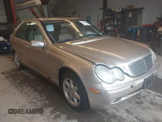 2002 Mercedes-Benz C 230/260/280/320 z VIN WDBRF61J82E005564, wystawiony jako IAAI lot #42468902 z przebiegiem 96 122 mil mil oraz . Historia ofert i sprzedaży dostępna na DreamBid. Obrazek 1.