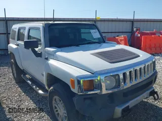 2008 Hummer H3 SUV with VIN 5GTEN13E288164635, listed as a IAAI auction lot 41748565 with 221,428 mi miles. Bid and sale history available at carsss.com. Image 1.