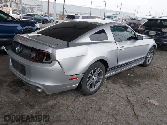 2014 Ford Mustang V6 z VIN 1ZVBP8AM3E5295137, wystawiony jako IAAI lot #42153393 z przebiegiem 154 878 mil mil oraz . Historia ofert i sprzedaży dostępna na DreamBid. Obrazek 4.