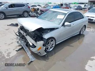 2014 Mercedes-Benz C 250 Sport z VIN WDDGF4HB1EA966634, wystawiony jako IAAI lot #42423577 z przebiegiem 159 296 mil mil oraz . Historia ofert i sprzedaży dostępna na DreamBid. Obrazek 18.