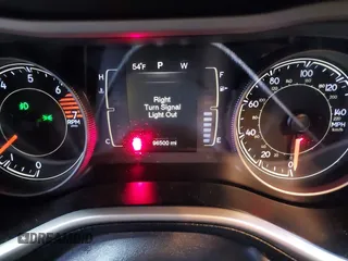 2016 Jeep Cherokee Latitude z VIN 1C4PJMCB1GW367092, wystawiony jako IAAI lot #41101266 z przebiegiem 96 500 mil mil oraz . Historia ofert i sprzedaży dostępna na DreamBid. Obrazek 7.