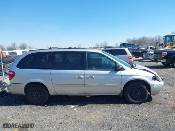 2005 Chrysler Town & Country LX with VIN 2C4GP44R55R228020, listed as a IAAI auction lot 41684981 with 146,255 mi miles. Bid and sale history available at carsss.com. Image 13.