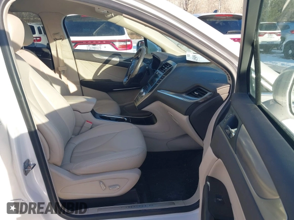 2019 Lincoln MKC Standard with VIN 5LMCJ1D91KUL26077, listed as a IAAI auction lot 41455499 with 55,782 mi miles. Bid and sale history available at carsss.com. Image 5.