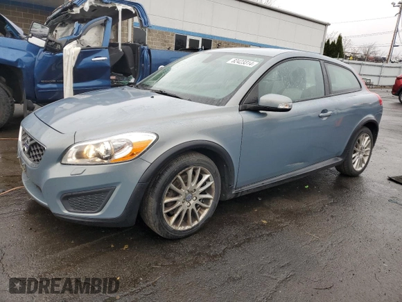 2012 Volvo C30 z VIN YV1672MK8C2277351, wystawiony jako Copart lot #82423314 z przebiegiem 217 198 mil mil oraz Szkoda całkowita • Salvage title. Historia ofert i sprzedaży dostępna na DreamBid. Obrazek 1.