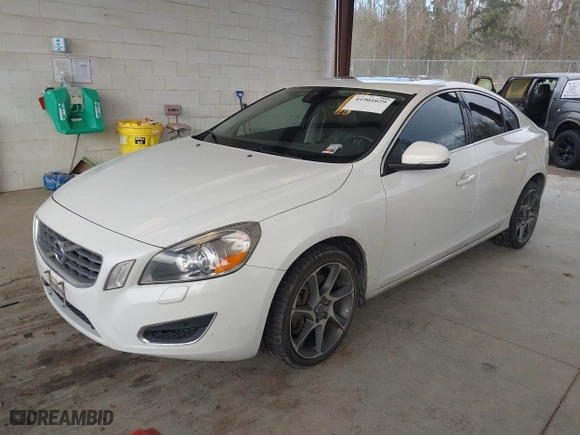 2013 Volvo S60 T6 R-Design Platinum with VIN YV1902FH2D1218127, listed as a IAAI auction lot 41901029 with 97,741 mi miles. Bid and sale history available at carsss.com. Image 2.