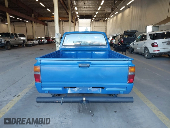 1985 Toyota Pickup z VIN JT4RN50RXF0083921, wystawiony jako IAAI lot #42029838 z przebiegiem 249 994 mil mil oraz . Historia ofert i sprzedaży dostępna na DreamBid. Obrazek 16.