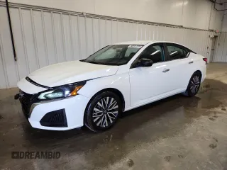 2025 Nissan Altima SV z VIN 1N4BL4DVXSN374303, wystawiony jako Copart lot #61650855 z przebiegiem 7 648 mil mil oraz Czysty tytuł • Clean title. Historia ofert i sprzedaży dostępna na DreamBid. Obrazek 1.