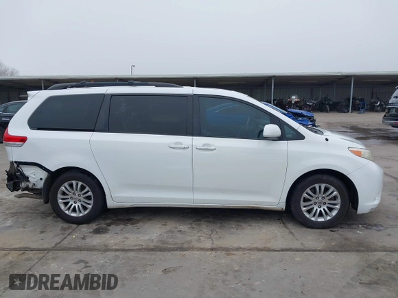 2014 Toyota Sienna XLE z VIN 5TDYK3DC5ES439511, wystawiony jako IAAI lot #41510779 z przebiegiem 218 782 mil mil oraz . Historia ofert i sprzedaży dostępna na DreamBid. Obrazek 14.