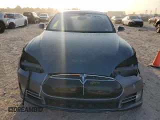 2013 Tesla Model S Performance z VIN 5YJSA1CP6DFP13674, wystawiony jako Copart lot #53043085 z przebiegiem 174 167 mil mil oraz Szkoda całkowita • Salvage title. Historia ofert i sprzedaży dostępna na DreamBid. Obrazek 5.