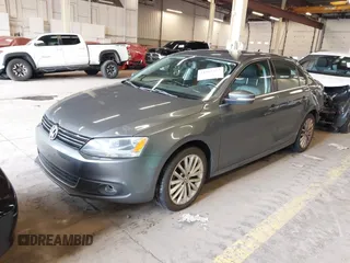2014 Volkswagen Jetta SEL z VIN 3VWL17AJ8EM388218, wystawiony jako IAAI lot #41862353 z przebiegiem 140 514 mil mil oraz . Historia ofert i sprzedaży dostępna na DreamBid. Obrazek 2.