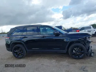 2023 Jeep Grand Cherokee Laredo z VIN 1C4RJHAG7PC661998, wystawiony jako IAAI lot #41104990 z przebiegiem 43 718 mil mil oraz . Historia ofert i sprzedaży dostępna na DreamBid. Obrazek 14.