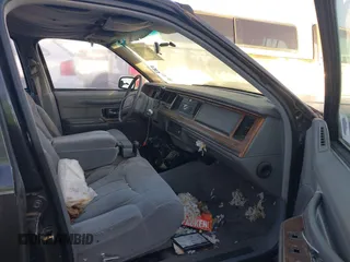 1994 Lincoln Town Car Signature z VIN 1LNLM82W9RY699141, wystawiony jako IAAI lot #41933771 z przebiegiem Nie podano mil oraz . Historia ofert i sprzedaży dostępna na DreamBid. Obrazek 5.