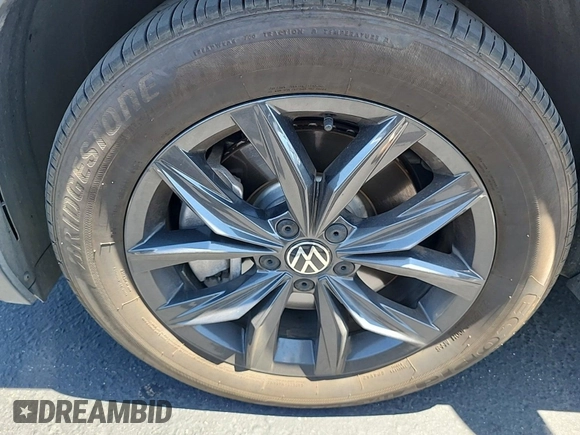 2024 Volkswagen Tiguan SE with VIN 3VV3B7AX8RM107014, listed as a IAAI auction lot 42734341 with 27,789 mi miles and . Bid and sale history available at DreamBid. Image 12.