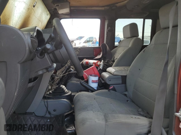 2007 Jeep Wrangler Unlimited Sahara z VIN 1J8GB59107L203053, wystawiony jako Copart lot #66549364 z przebiegiem Nie podano mil oraz Szkoda całkowita • Salvage title. Historia ofert i sprzedaży dostępna na DreamBid. Obrazek 7.