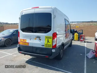 2015 Ford Transit z VIN 1FTNE1CM8FKB16085, wystawiony jako IAAI lot #42438768 z przebiegiem Nie podano mil oraz . Historia ofert i sprzedaży dostępna na DreamBid. Obrazek 4.