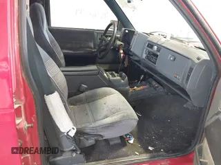 1993 Chevrolet Blazer z VIN 1GNDT13W2P2202181, wystawiony jako IAAI lot #42563244 z przebiegiem 143 439 mil mil oraz . Historia ofert i sprzedaży dostępna na DreamBid. Obrazek 5.