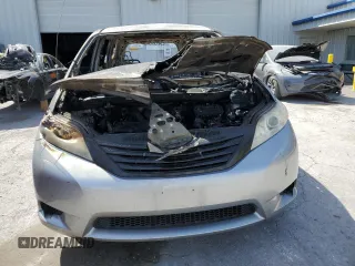 2014 Toyota Sienna L z VIN 5TDZK3DC1ES473465, wystawiony jako Copart lot #52207815 z przebiegiem Nie podano mil oraz Nie do naprawy • Non repairable. Historia ofert i sprzedaży dostępna na DreamBid. Obrazek 5.