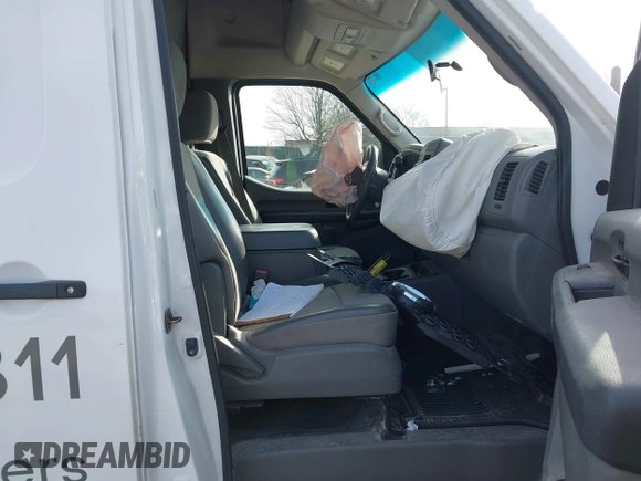 2017 Nissan NV Cargo SV z VIN 1N6BF0LY7HN811735, wystawiony jako IAAI lot #41225750 z przebiegiem 136 963 mil mil oraz . Historia ofert i sprzedaży dostępna na DreamBid. Obrazek 5.