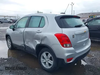 2020 Chevrolet Trax LS z VIN KL7CJKSB3LB310265, wystawiony jako IAAI lot #42158650 z przebiegiem 56 002 mil mil oraz . Historia ofert i sprzedaży dostępna na DreamBid. Obrazek 3.