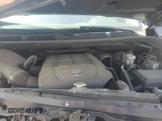 2017 Toyota Tundra Platinum z VIN 5TFAY5F18HX652085, wystawiony jako Copart lot #50601245 z przebiegiem 67 670 mil mil oraz Szkoda całkowita • Salvage title. Historia ofert i sprzedaży dostępna na DreamBid. Obrazek 12.