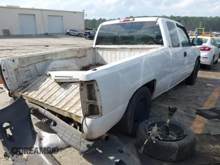2000 GMC New Sierra 1500 SL with VIN 2GTEC19V9Y1258289, listed as a IAAI auction lot 41946938 with 484,330 mi miles. Bid and sale history available at carsss.com. Image 4.