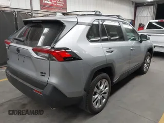 2025 Toyota RAV4 XLE Premium z VIN 2T3A1RFV9SW522259, wystawiony jako IAAI lot #42101238 z przebiegiem 1 479 mil mil oraz . Historia ofert i sprzedaży dostępna na DreamBid. Obrazek 4.