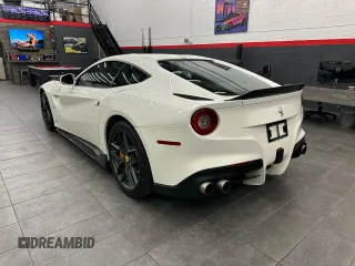 2016 Ferrari F12 z VIN ZFF74UFA2G0214140, wystawiony jako Copart lot #81488384 z przebiegiem 11 434 mil mil oraz Tytuł czysty. Historia ofert i sprzedaży dostępna na DreamBid. Obrazek 3.