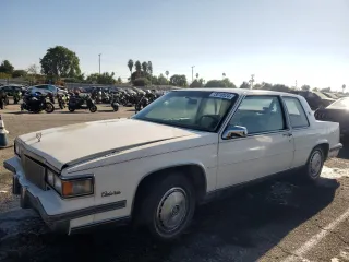 1986 Cadillac DeVille z VIN 1G6CD4785G4323082, wystawiony jako Copart lot #73018524 z przebiegiem 117 012 mil mil oraz Czysty tytuł • Clean title. Historia ofert i sprzedaży dostępna na DreamBid. Obrazek 1.