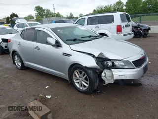 2013 Kia Optima LX z VIN KNAGM4A75D5431221, wystawiony jako IAAI lot #42244970 z przebiegiem 138 157 mil mil oraz . Historia ofert i sprzedaży dostępna na DreamBid. Obrazek 1.