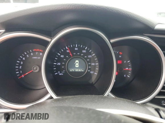 2015 Kia Optima LX z VIN KNAGM4A70F5554315, wystawiony jako Copart lot #57434125 z przebiegiem 109 200 mil mil oraz Czysty tytuł • Clean title. Historia ofert i sprzedaży dostępna na DreamBid. Obrazek 9.