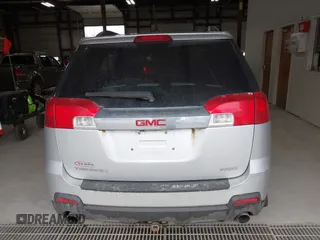 2015 GMC Terrain SLE z VIN 2GKFLWE31F6323727, wystawiony jako IAAI lot #42025066 z przebiegiem 159 681 mil mil oraz . Historia ofert i sprzedaży dostępna na DreamBid. Obrazek 17.