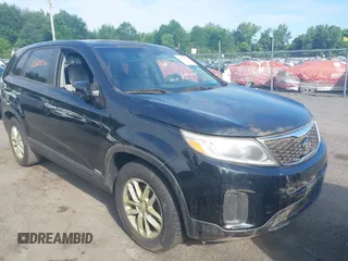 2014 Kia Sorento LX z VIN 5XYKTCA60EG526747, wystawiony jako IAAI lot #42520956 z przebiegiem 150 382 mil mil oraz . Historia ofert i sprzedaży dostępna na DreamBid. Obrazek 1.